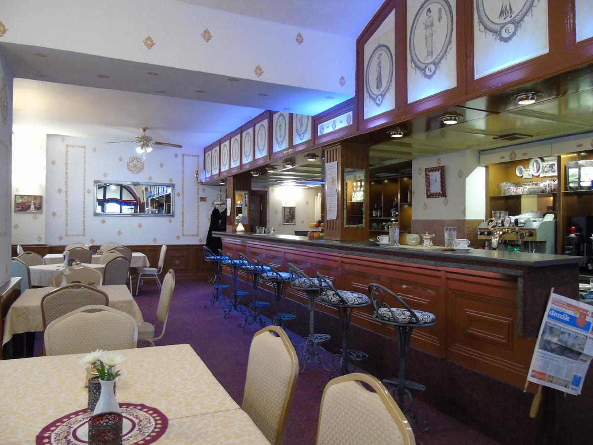Gl Hotel Trutnov Bagian luar foto