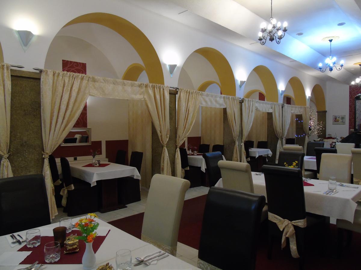 Gl Hotel Trutnov Bagian luar foto