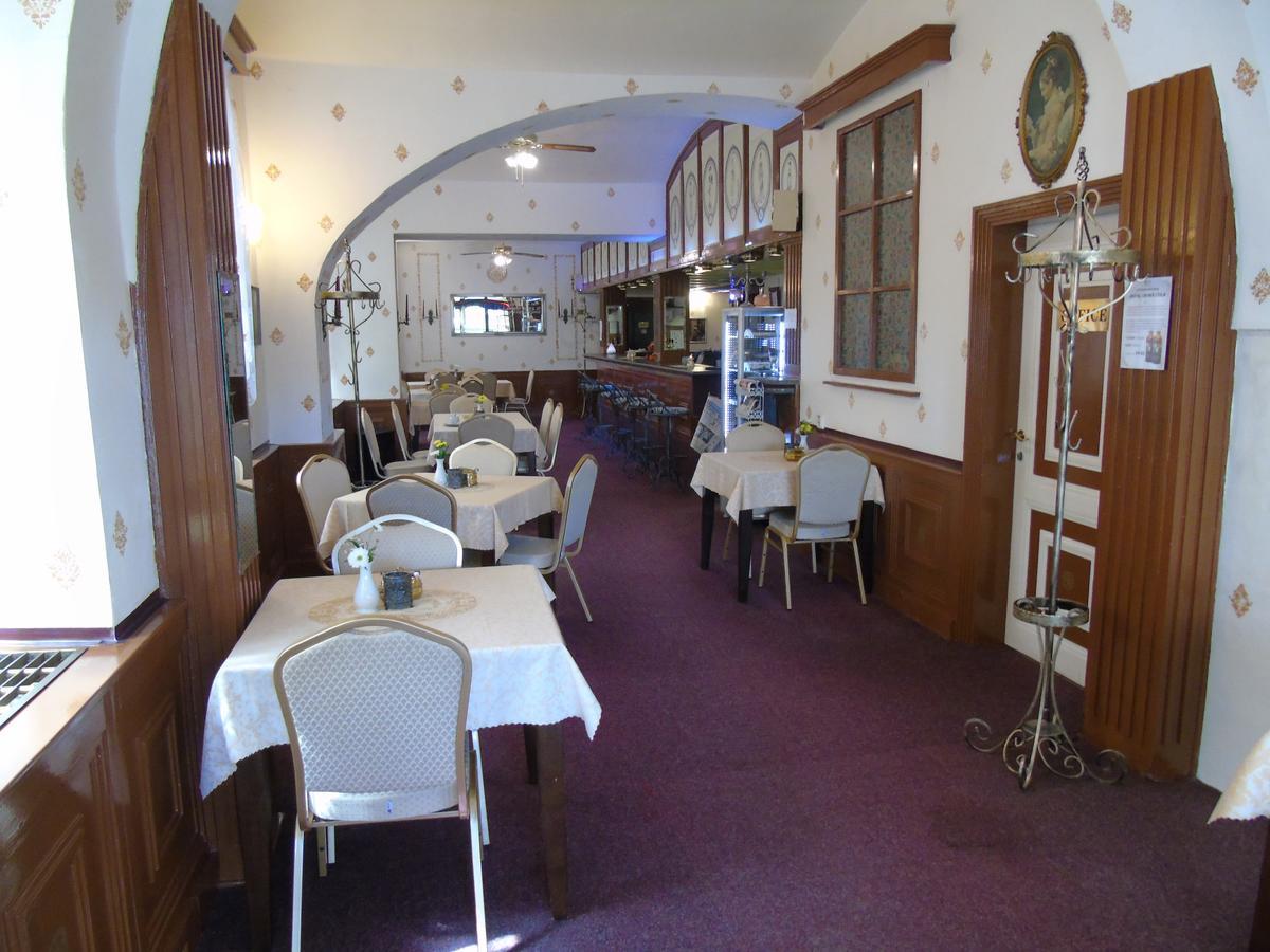 Gl Hotel Trutnov Bagian luar foto